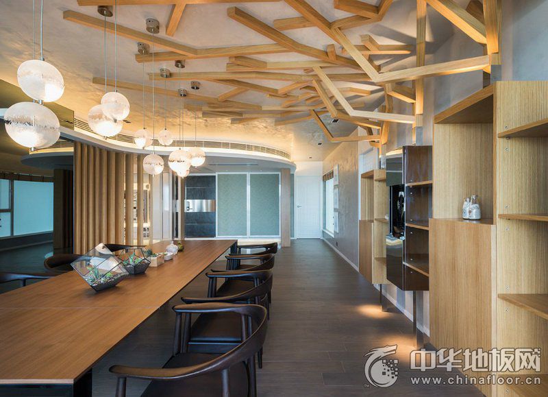 日式原木風格客廳深灰色木地板裝修效果圖  強化木地板圖片